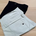 クラシックな雰囲気のサイドアジャスターパンツ。