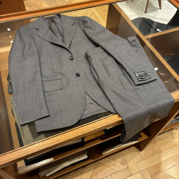 BEAMS F】50周年記念アイテムとオンタイムで活躍するスーツが入荷