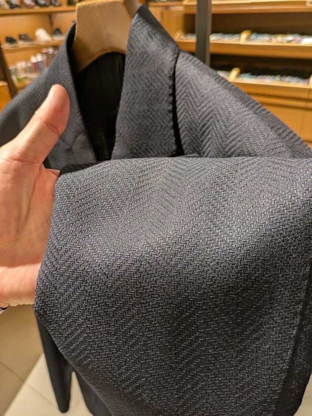 周りと差が出るちょっと遊び心のある大人のブレザー【LARDINI