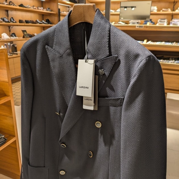 周りと差が出るちょっと遊び心のある大人のブレザー【LARDINI