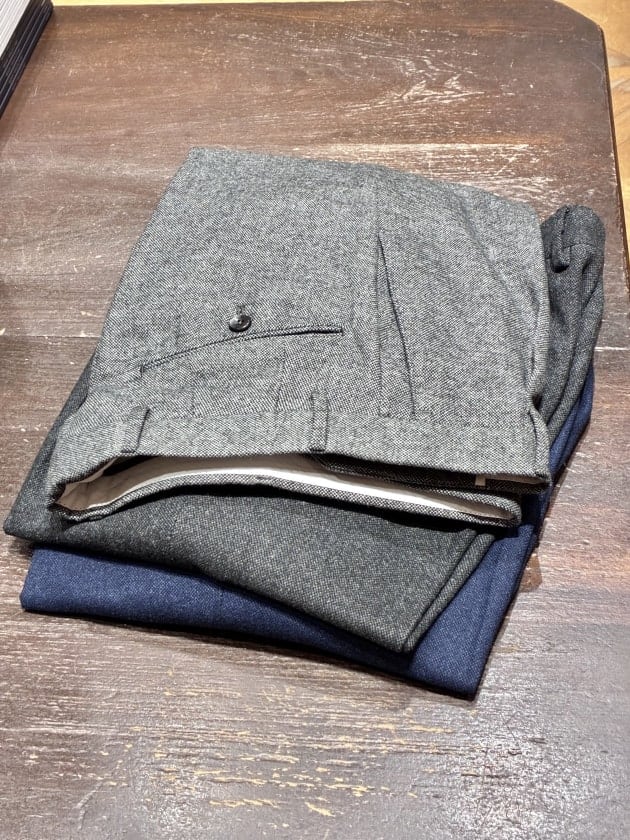 PT TORINO BEAMS 別注 1プリーツ スラックス 42 チャコール PT TRINO〉秋冬の着こなしを格上げする、上質なホームスパンの1