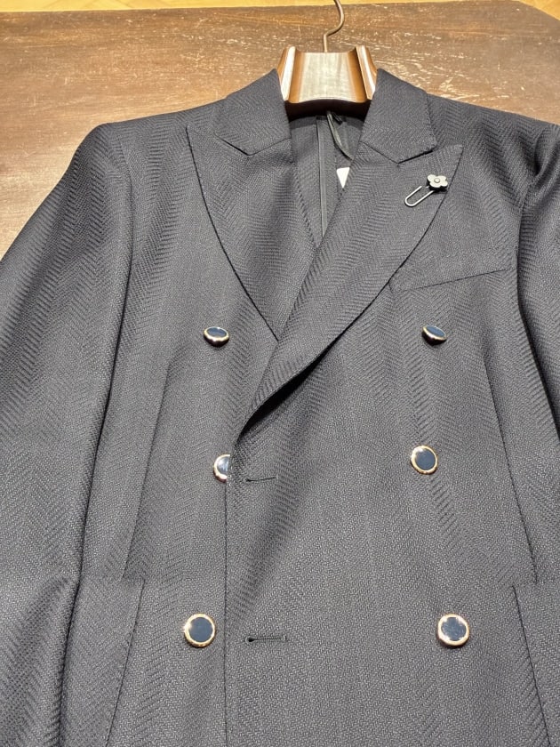 LARDINI〉一味違う雰囲気を楽しむ、大人のためのネイビーダブル