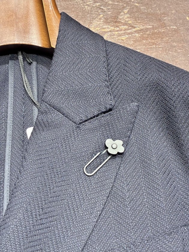 LARDINI〉一味違う雰囲気を楽しむ、大人のためのネイビーダブル
