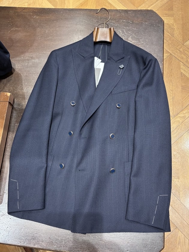 LARDINI〉一味違う雰囲気を楽しむ、大人のためのネイビーダブル