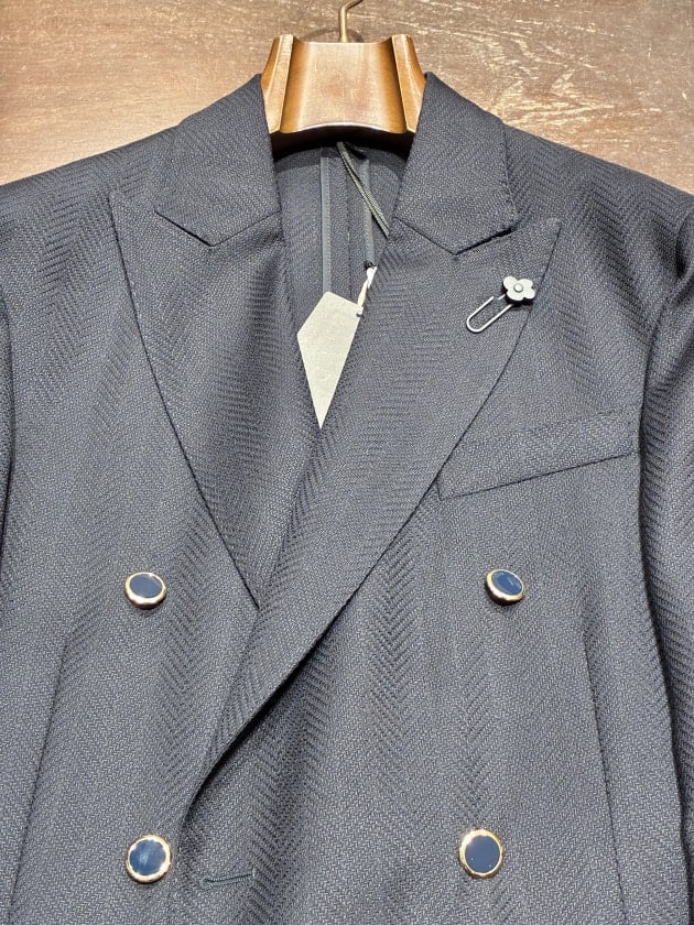 LARDINI〉一味違う雰囲気を楽しむ、大人のためのネイビーダブル