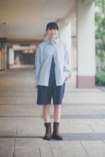 爽やかなブルーシャツでつくる大人カジュアルスタイル