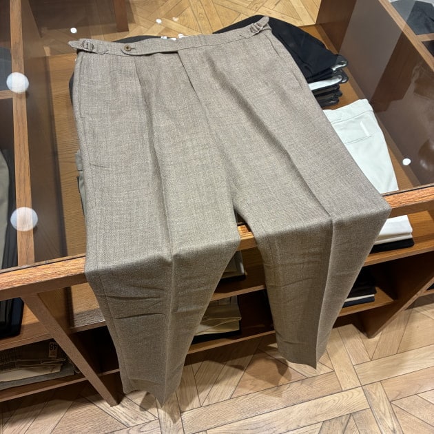 BEAMS F】ドレスで使えるサイドアジャスターのスラックスが入荷