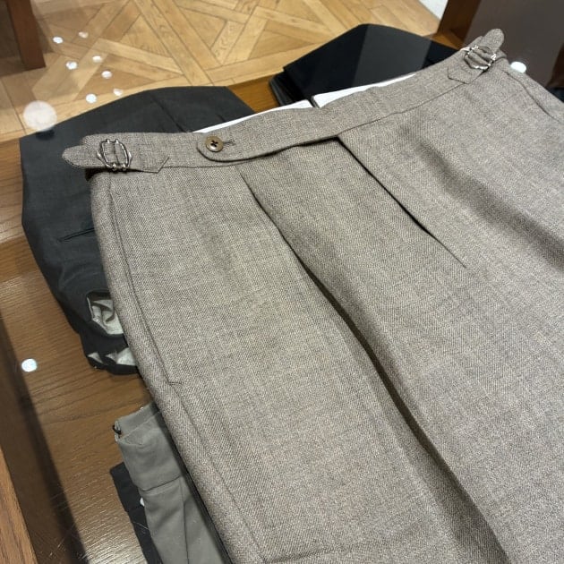 BEAMS F】ドレスで使えるサイドアジャスターのスラックスが入荷
