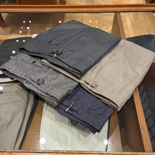 極美品　定価3.7万　BEAMS F 2プリーツ サイドアジャスタースラックス BEAMS F】ドレスで使えるサイドアジャスターのスラックスが入荷