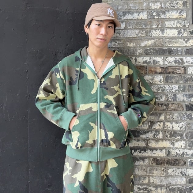 別注Champion】カモ柄セットアップを大人っぽく着こなす｜REVERSE
