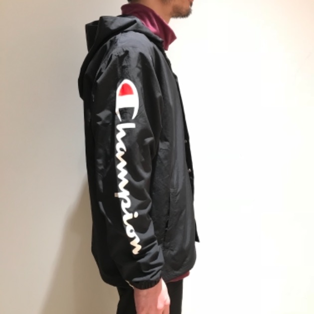 Champion×BEAMS〉別注ビッグロゴナイロンセットアップ。｜ビームス