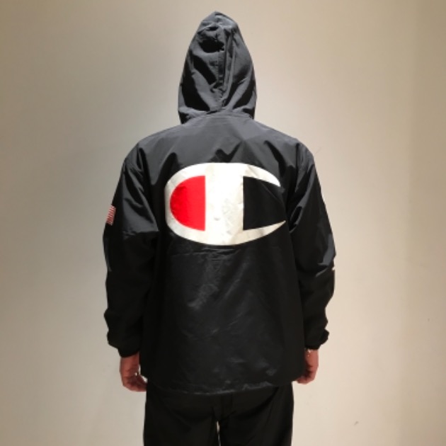 Champion×BEAMS〉別注ビッグロゴナイロンセットアップ。｜ビームス