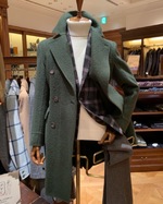 テーブル横の彼