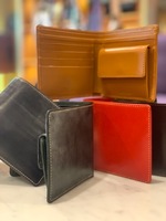 張る財布