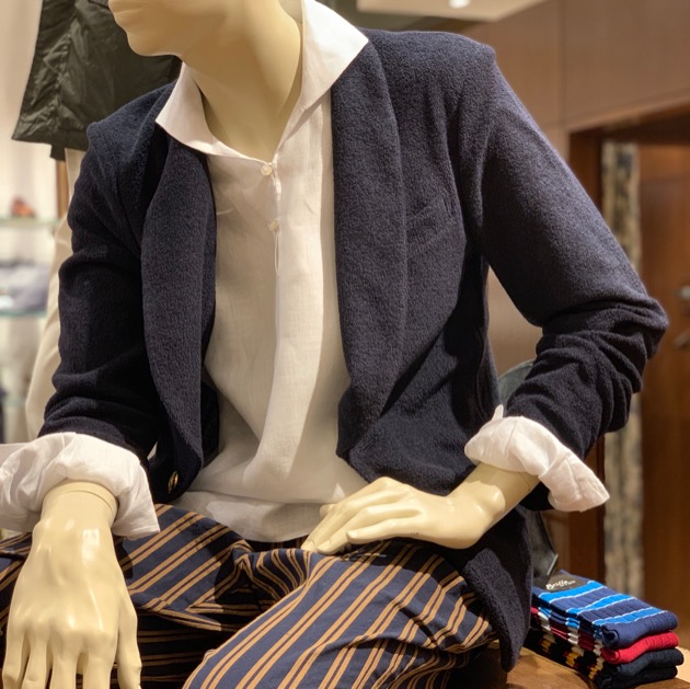店内座りマネキンより。