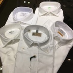 休日の白シャツ選びって難しいですね。