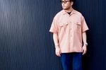 “あの”Tシャツに合わせて着てください。