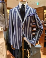 テーブル横の彼