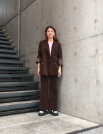 秋を感じるブラウンジャケット
