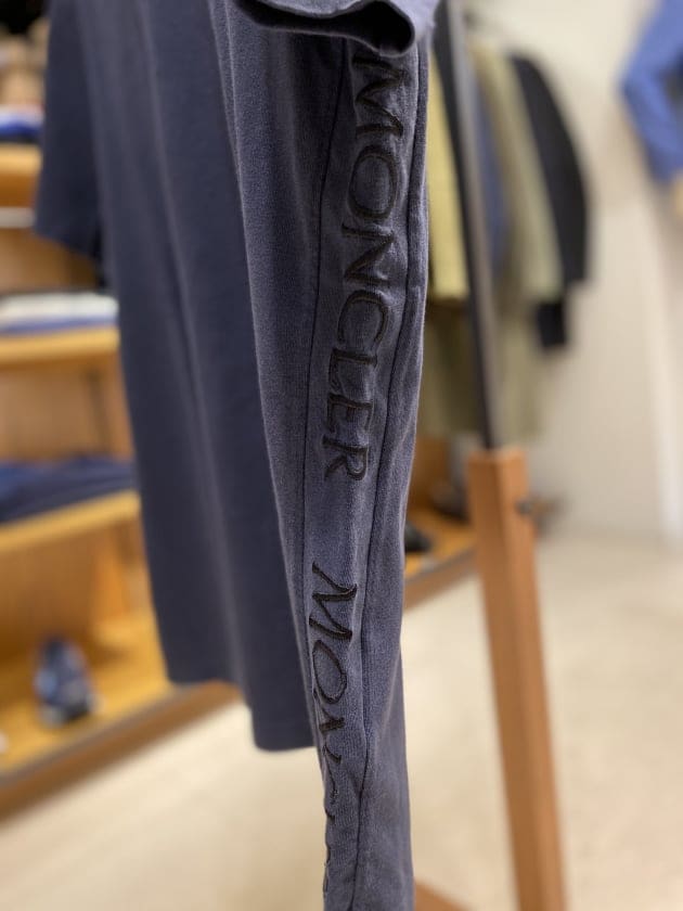 左から見るか？右から見るか？＜MONCLER(モンクレール)＞Tシャツ 