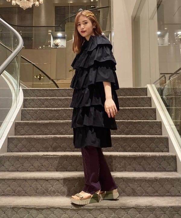 MIYAO × Ray BEAMS / 別注 ショルダー フリル ワンピース 旬顔パンツ！！｜ビームス ウィメン 原宿｜BEAMS