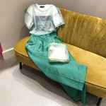 今夏はカラーパンツが必須。