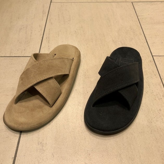  SLIPPER × BEAMS 別注 スエード クロス サンダル リアルに重宝しているあいつ。｜ビームス 新宿｜BEAMS
