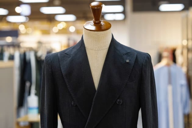 色っぽい、NAVYソリッドジャケット。〈TAGLIATORE〉｜ビームス