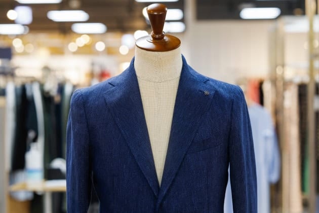 色っぽい、NAVYソリッドジャケット。〈TAGLIATORE〉｜ビームス