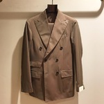 陽射しに映えるスーツ