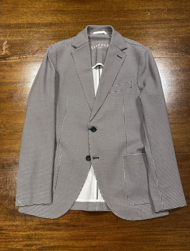 Easy and comfortable monochrome suit.