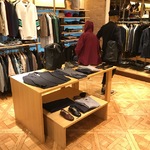 3階の店内入り口にたたずむ彼ら。