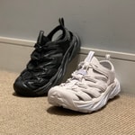 スニーカーに見えて軽量なサンダル