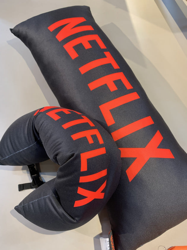 その他 BEAMS NETFLIX NECK PILLOW BLACK NetflixBEAMS、スペシャルな別注をどうぞ！！｜和田 健二郎｜BEAMS