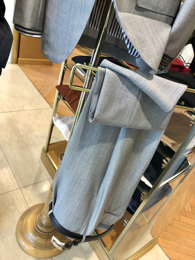 BEAMS F」春夏らしく色を効かせてモノトーンを楽しみたい
