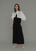 トレンドブラウスも上品に大人に。