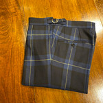 Plaid trousers that catch eyes.