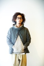 ショート丈のモッズコートを着る。