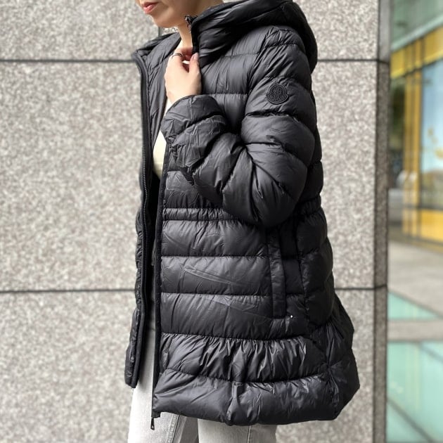 シルキータッチな軽量モデル〜MONCLER 