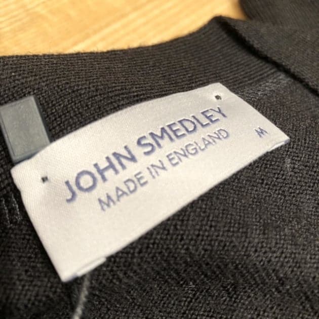 ジョンスメドレー社の上質なセーターです。毛玉ができにくく着心地はとても良いです。
