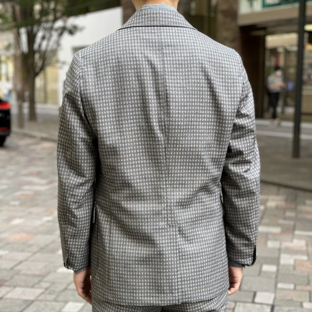 グレーフランネルを着た…｜ビームス プラス 丸の内｜BEAMS