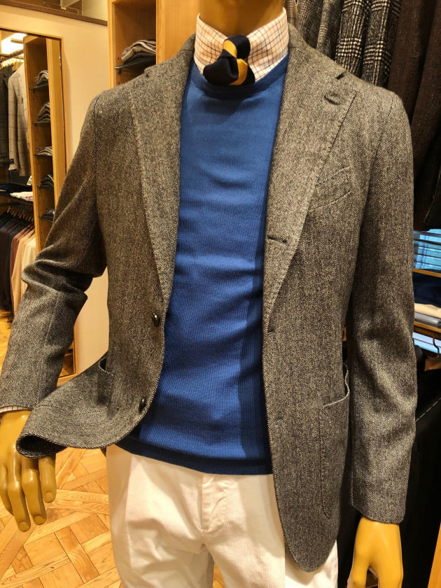 LARDINI」注目のヘリンボーンジャケットにカラーニットで彩りを