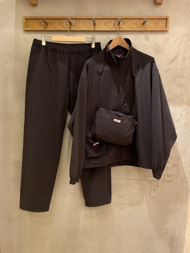 beams Netflix ナイロンジャケット　黒　パッカブル　M BEAMS（ビームス）の「Netflix × BEAMS / Nylon Packable Jaket