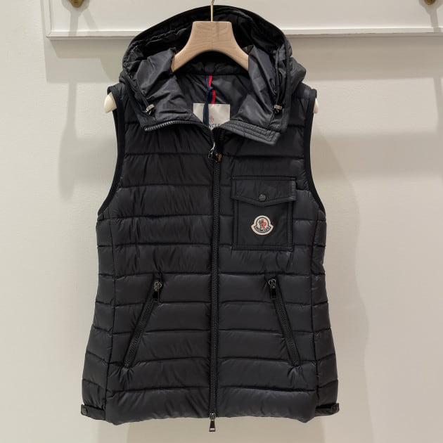 MONCLER（モンクレール）ダウンベスト　【美品】　レディース