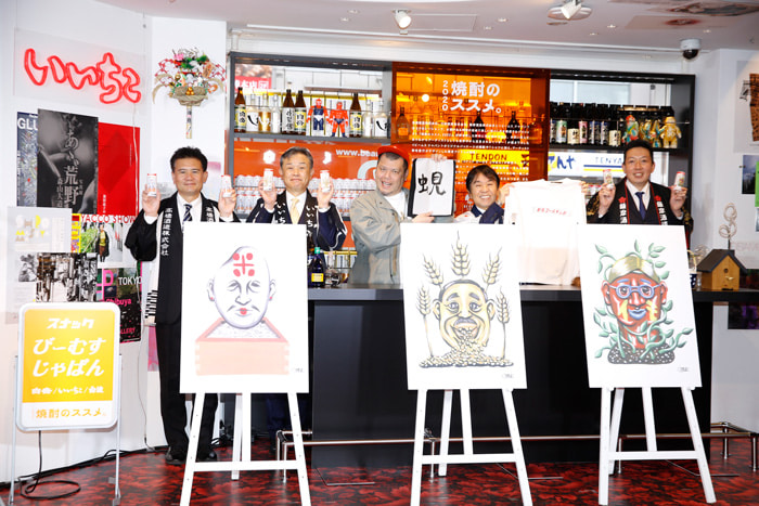 焼酎3社のパッケージデザインを担当したくっきー さんが登壇 ご が制作した作品をお披露 Beams