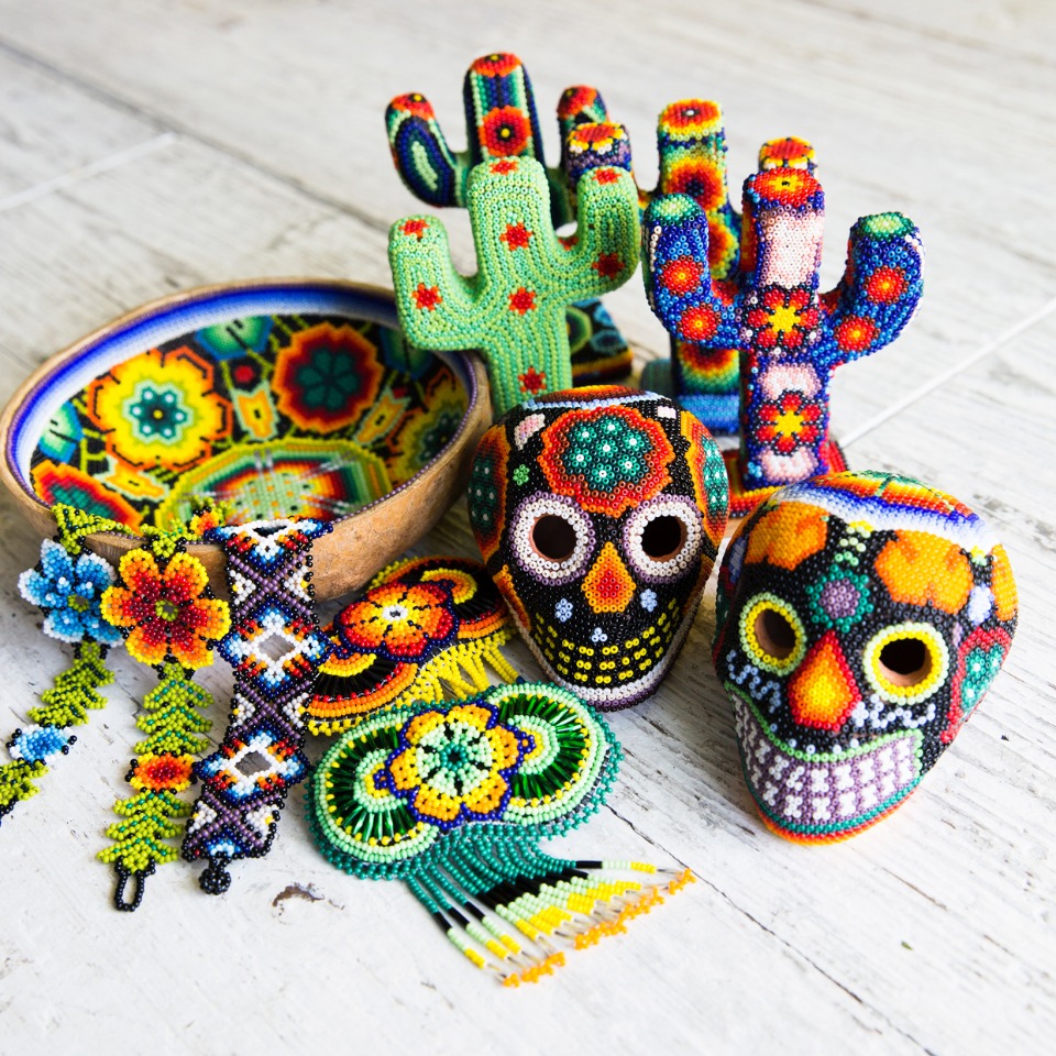 メキシコならではの色鮮やかなバッグや民芸品などを一堂にご紹介する