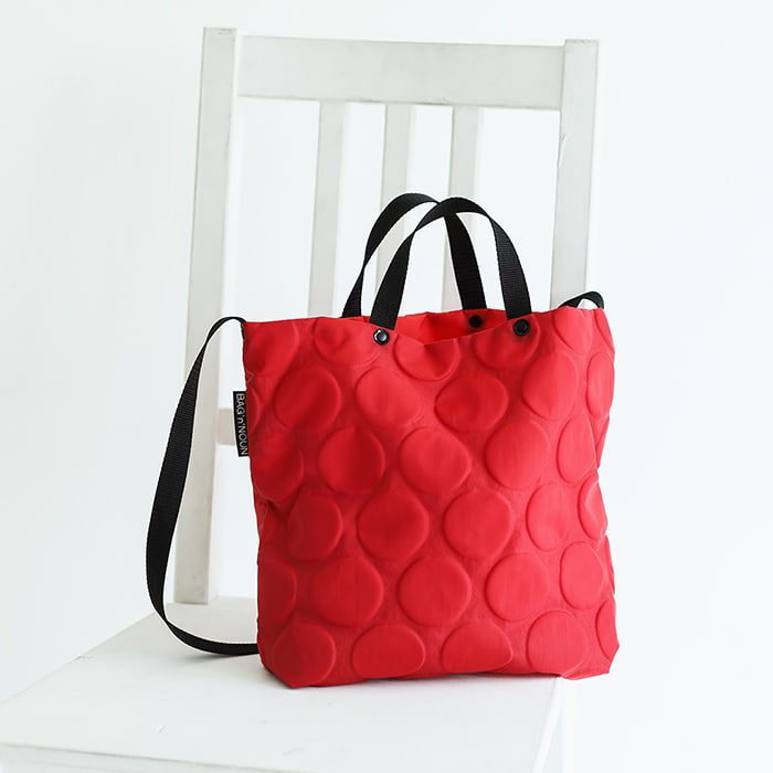 A pop-up store of < BAG'n'NOUN >, a company that makes all of its