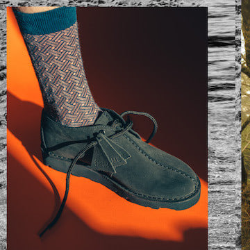 〈Clarks ORIGINALS〉との新たな別注。誕生50周年の名品のデザートトレックから  BEAMSだけの“NAVY SUEDE”が登場