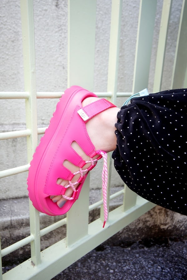 ugg×ビームス 別注サンダル 27.0 春を彩る特別なピンク。〈UGG® for Ray BEAMS〉、桜の季節に合わせた