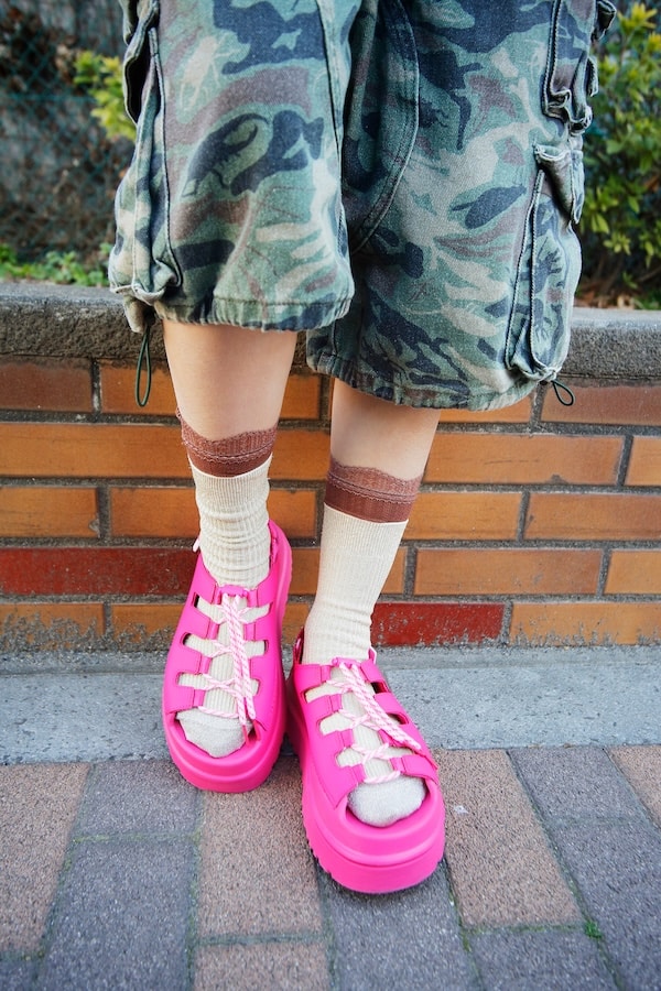 ugg×ビームス 別注サンダル 27.0 春を彩る特別なピンク。〈UGG® for Ray BEAMS〉、桜の季節に合わせた